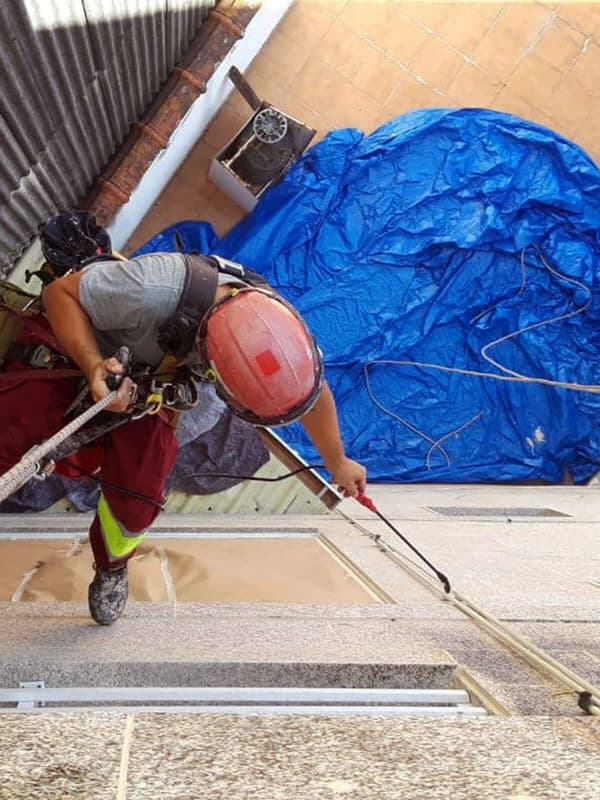 Dudas sobre el mantenimiento y reparación de tejados, canalones y patios